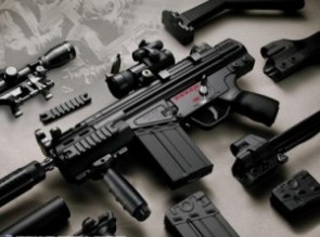 حادث تصادم يكشف وجود أسلحة رشاشة داخل مركبة