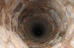 سيدة قفزت ببئر لانقاذ طفلها فتوفيا