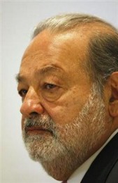 أغنى رجل في العالم يتجه بملياراته إلى السعودية