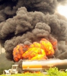 العقبة: إحتراق 3 صهاريج نفط