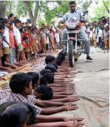 شاهد كيف يقتل المسلمين في بورما امام الشرطة!