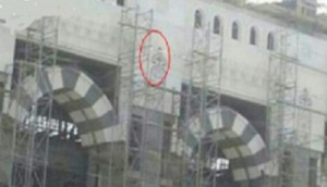 بالصور ... صليب على الباب الجديدة للحرم المكي