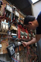 إصابة رجلي أمن و"جابي" كهرباء بالرويشد