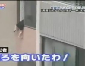 فيديو لسقوط طفلة من الطابق السادس أثناء لعبها "الغميضة"