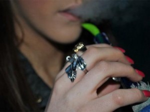 الكويت : القبض على أردني وصديقته الفرنسية بقضية مخدرات