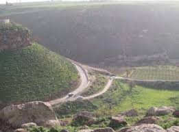 حافلة تشتعل على "الساتر الترابي" بعد ان استهدفها الجيش السوري