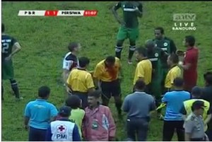 شاهد .. أقوى لكمة في تاريخ كرة القدم