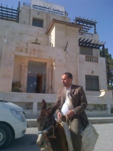 الحروب "يمتطي حمارا" ردا على اتهامات