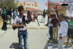 فيديو يظهر شاب يطلق النار في جامعة الحسين خلال الاحداث المؤسفة