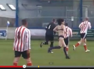 شاهد بالفيديو : اقتحمت الملعب عاريّة... فأضاع المهاجم هدفاً محققاً