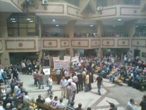 بعد اجتماعهم مع الوزير..موظفو المحاكم يواصلون الاعتصام