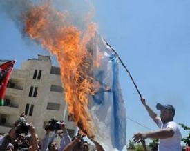 شبان يحاولون اقتحام السفارة الاسرائيلية بعمان
