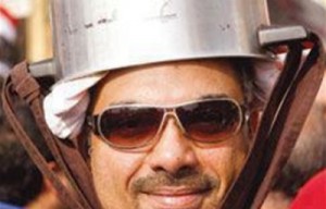 وزير الثقافة المصري مرتدياً "طنجرة"