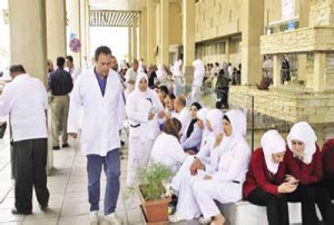 ممرضو"مستشفى الجامعة " يواصلون إضرابهم ..وإدارتهم تهدد