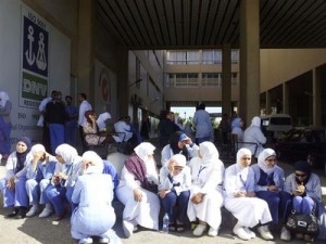 اضراب ممرضي "الجامعة" يتواصل.. ولا بوادر للحل