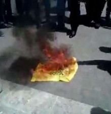 بالفيديو .. طرد السفير الإيراني في لبنان من طرابلس وحرق علم حزب الله