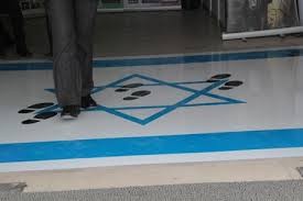 "النقابات" ترفض طلباً بإزالة العلم الإسرائيلي من أرضية باب المجمع