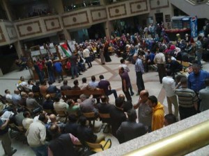 "العدل" تعاقب المعتصمين