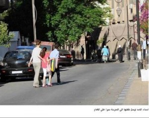 أسماء الأسد توصل طفليها للمدرسة سيرا على الأقدام