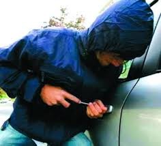 وزير عدل أسبق يفاوض لصوصاً سرقوا مركبته