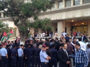 المعتدى عليه بحفل السفارة العراقية يتحدث: شتموا الأردن والأردنيين .. فيديو