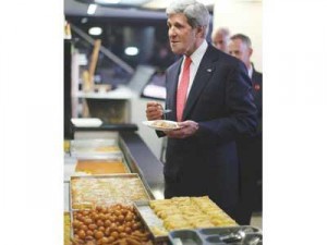 كيري يتناول الشاورمة والكنافة برام الله