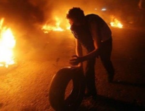 مادبا .. أعمال شغب وإغلاق طرق والدرك يستخدم المسيل للدموع