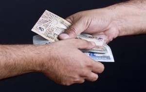 توقيف موظف بـ"الصناعة" أصدر شهادات تسجيل شركات مزورة