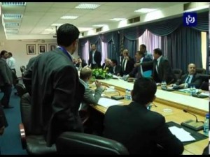 بالفيديو... شتائم بين نواب بعد طلب النسور من الصحفيين الخروج من القاعة