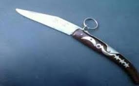 طالب في الصف السابع يطعن معلمه بأداة حادة في المفرق