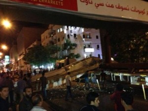 انهيار جسر المشاة على الدوار السابع فوق سيارات مارة - صور