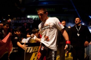 لاعبو الفنون القتالية المختلطة يصلون عمان .. صور