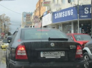 ما سر البدلات العسكرية في المركبة السورية بالرمثا ؟