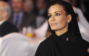دور الشيخة موزة بانتقال السلطة في قطر
