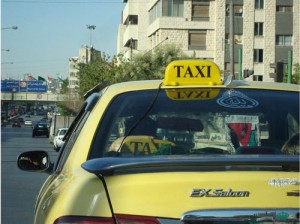 سائق تاكسي يحاول قتل شرطي في اربد