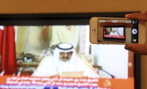 امير قطر يعلن التنازل عن الحكم لابنه الشيخ تميم