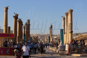 جرش : صاحب اسبقيات يضرب رجل امن في وجهه