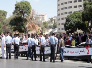 "لا لتكميم الأفواه" أمام رئاسة الوزراء