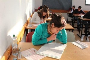 ضبط طالبة توجيهي تستخدم "بكلة شعرها" للغش