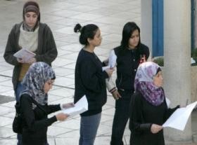 طلبة توجيهي يرشقون سيارات التربية بالحجارة ويغلقون طريق في ذيبان