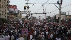 مصريون يغلقون "التحرير" ويقتحمون مقر "الإخوان في القاهرة
