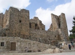 عامل يحاول الانتحار من فوق قلعة عجلون !!