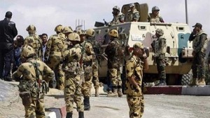 مؤيدو مرسي يحرقون سيارة شرطة في سيناء ومقتل جندي في هجمات على نقاط أمنية