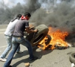 شغب وحرق اطارات واغلاق طرق بالمفرق للمطالبة بوظائف