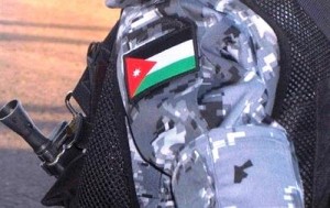 ضبط اسلحة اوتوماتيكية ومسدسات اغتيالات وقنابل إثر مداهمة منزل في البادية الجنوبية