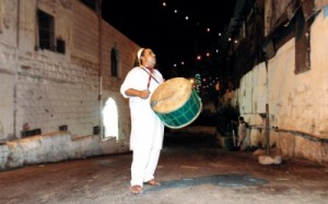 "يا نايم وحد الدايم" ....المسحراتي طقس رمضاني يتلاشى ويسرق فرحة الاطفال بصوت طبلته