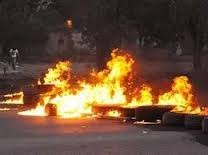 من قتل أنس الشاعر .. احتجاجات في اربد تُغلق الشارع وتُشغل النيران والدرك يتدخل ..