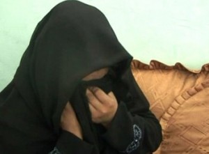 خمسيني يغتصب عجوز ستينية عذراء.