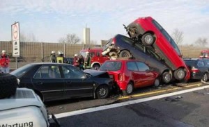 15 إصابة بتصادم 10 مركبات على شارع الأردن