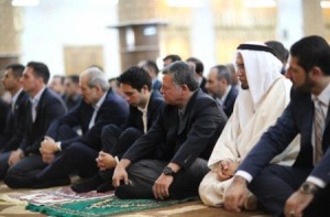 الملك يفتتح مسجدا بالمفرق ويصلي فيه الجمعة.. صور